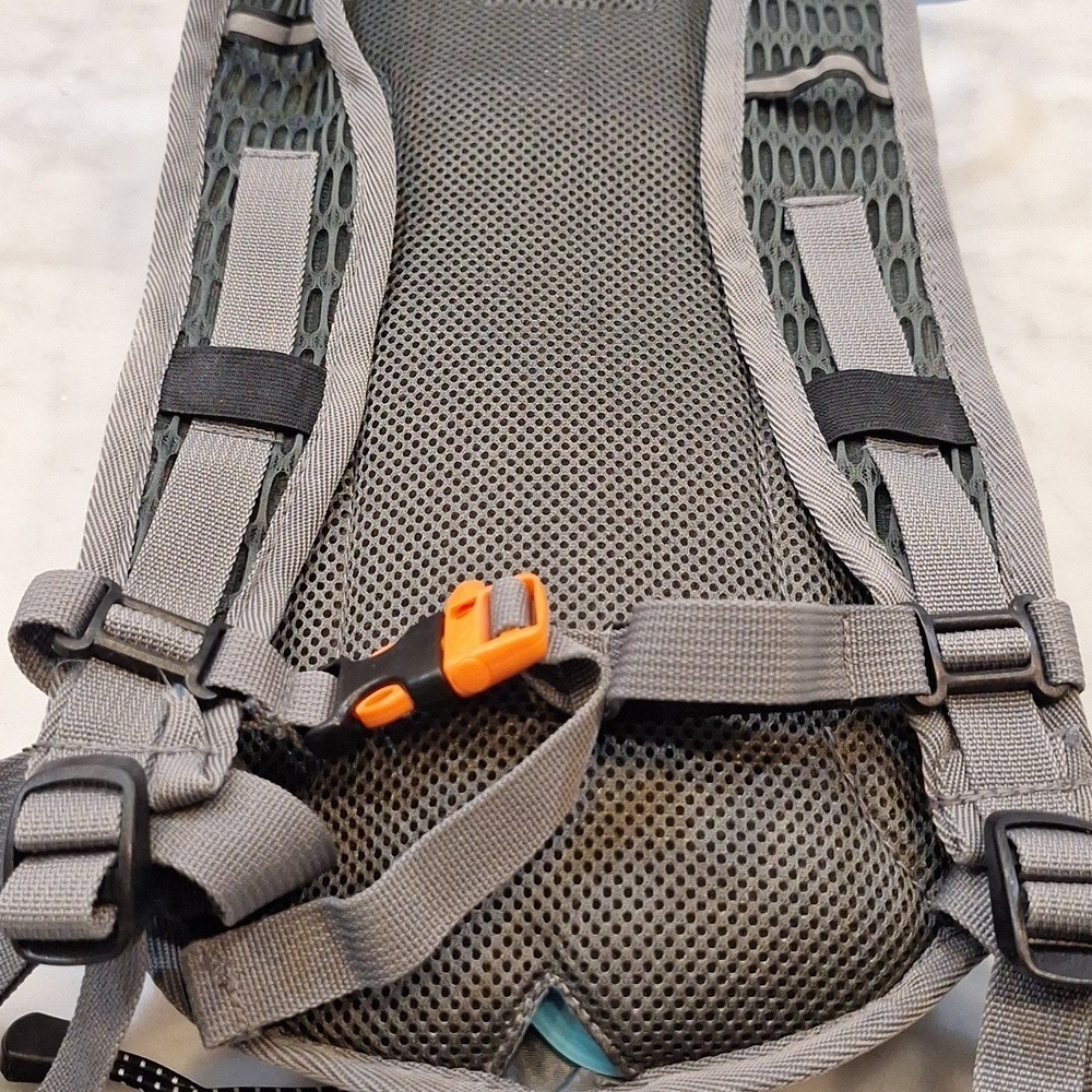 Teton Sports Camel Back Trailrunner 2 H2O Backpack Adjustable Strap Straw Biking - Picture 5 of 6